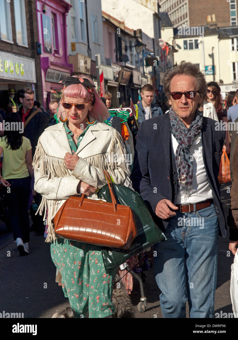 Les gens s'amuser dans la région de North Laine excentrique de Brighton sur un samedi ensoleillé Banque D'Images