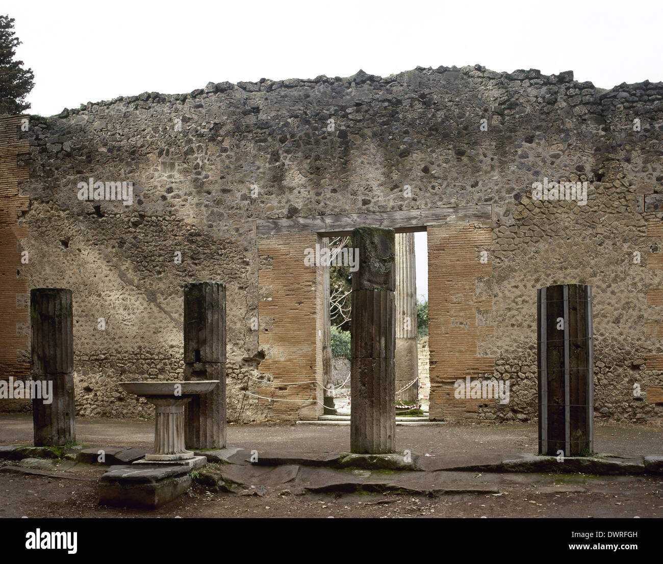 L'Italie. Pompéi. Forum triangulaire. Colonnes cannelées à l'intérieur de la place, de style dorique. Banque D'Images