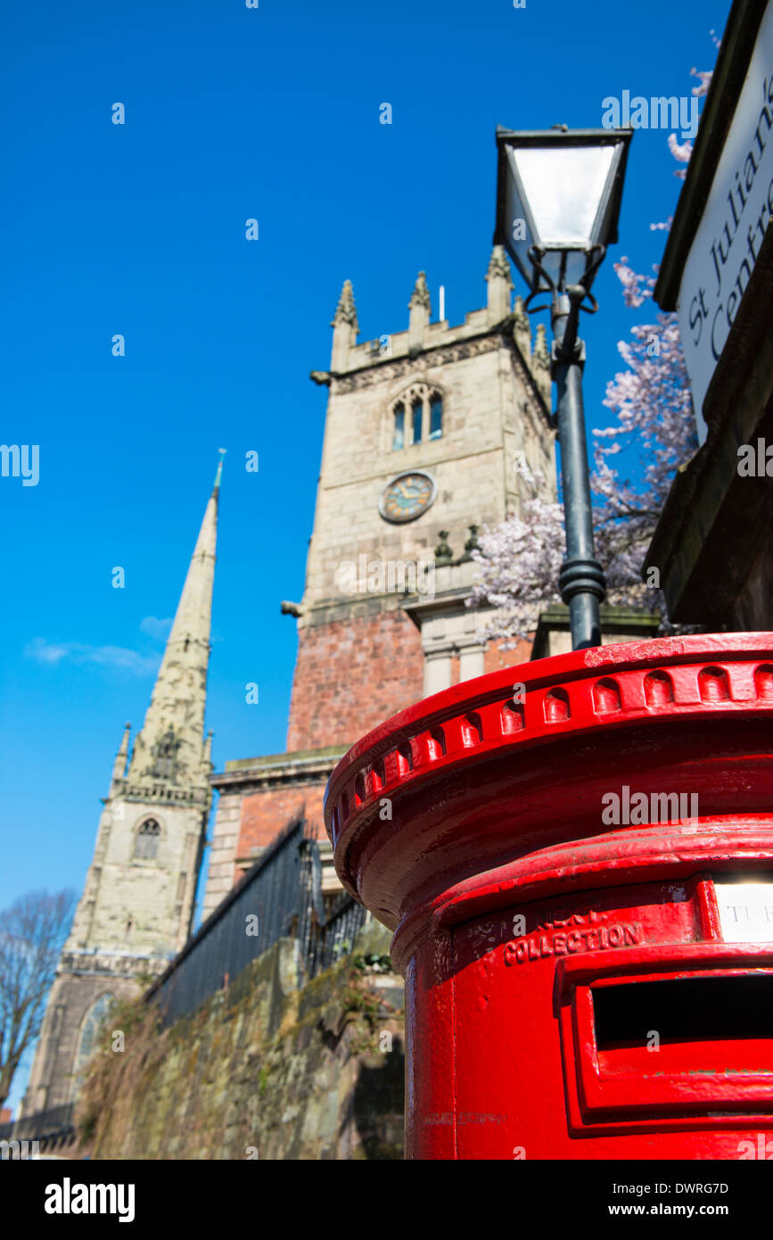 Une boîte postale et les églises St Alkmund's et Saint Julian's, Shrewsbury, Shropshire, Angleterre Banque D'Images