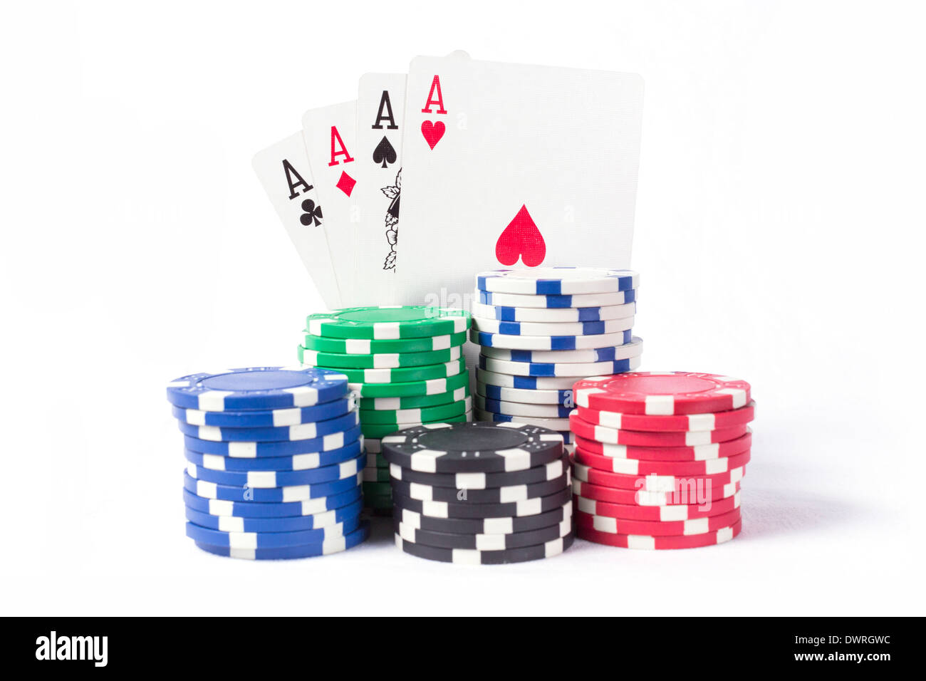 4 as et des jetons de poker sur fond blanc Banque D'Images