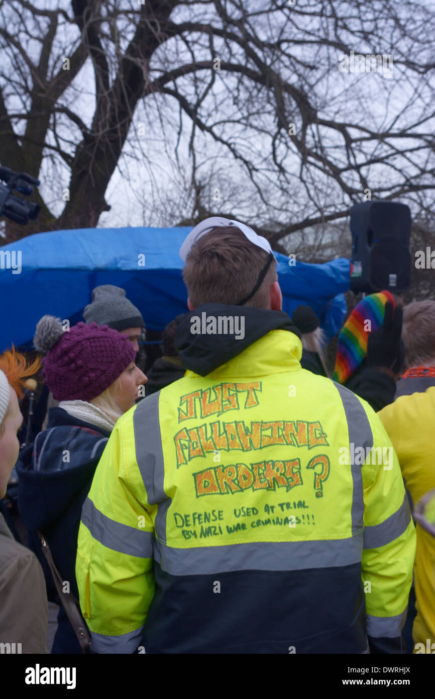 Des manifestants anti-fracking portant des vêtements avec des messages de fracturation. Banque D'Images