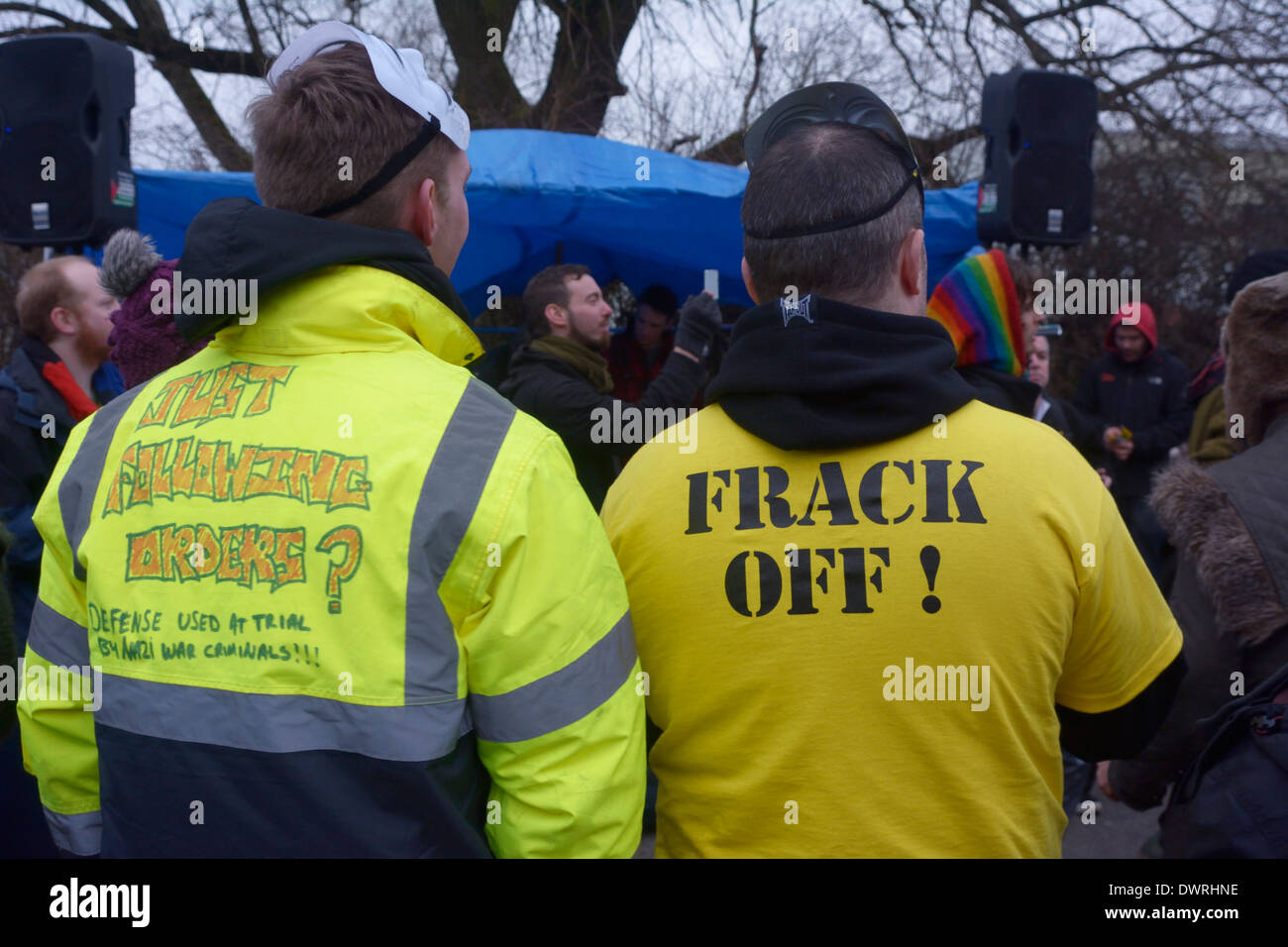 Des manifestants anti-fracking portant des vêtements avec des messages de fracturation. Banque D'Images