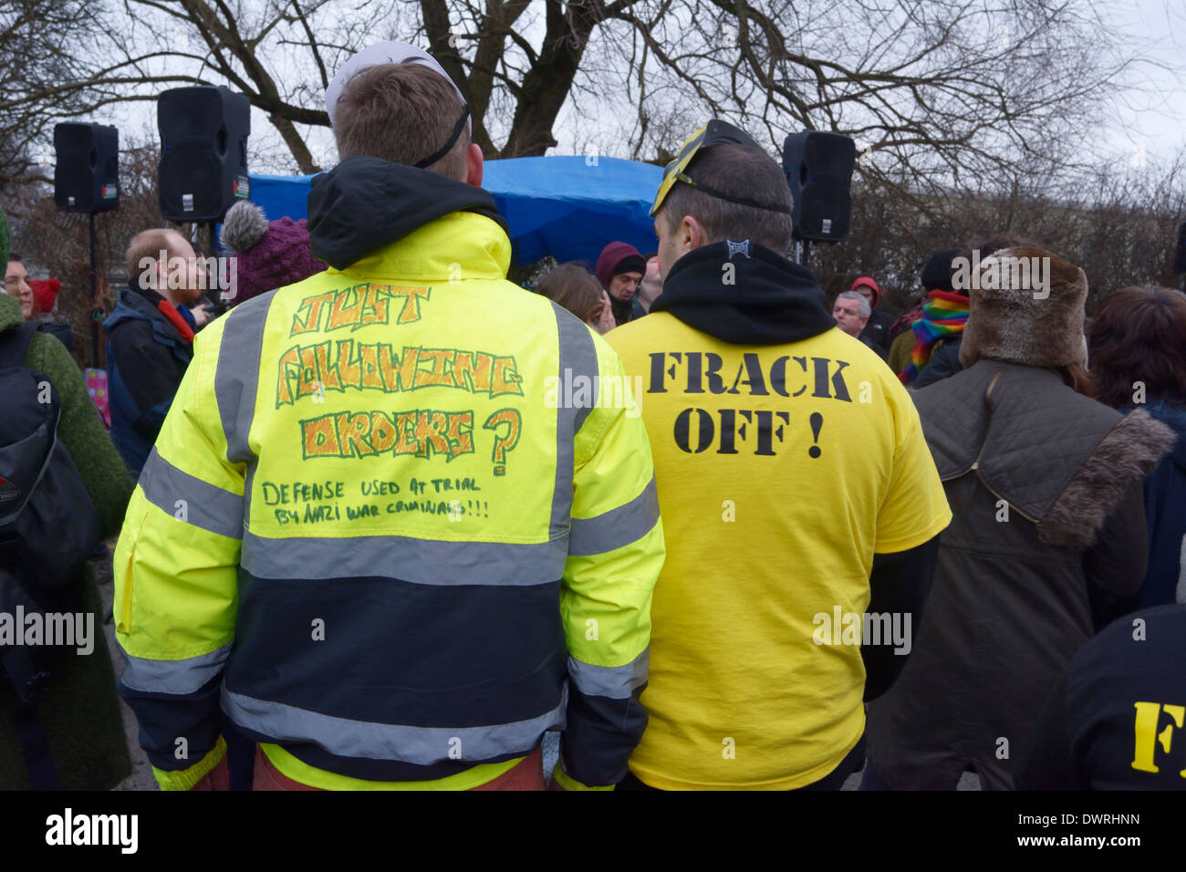 Des manifestants anti-fracking portant des vêtements avec des messages de fracturation. Banque D'Images