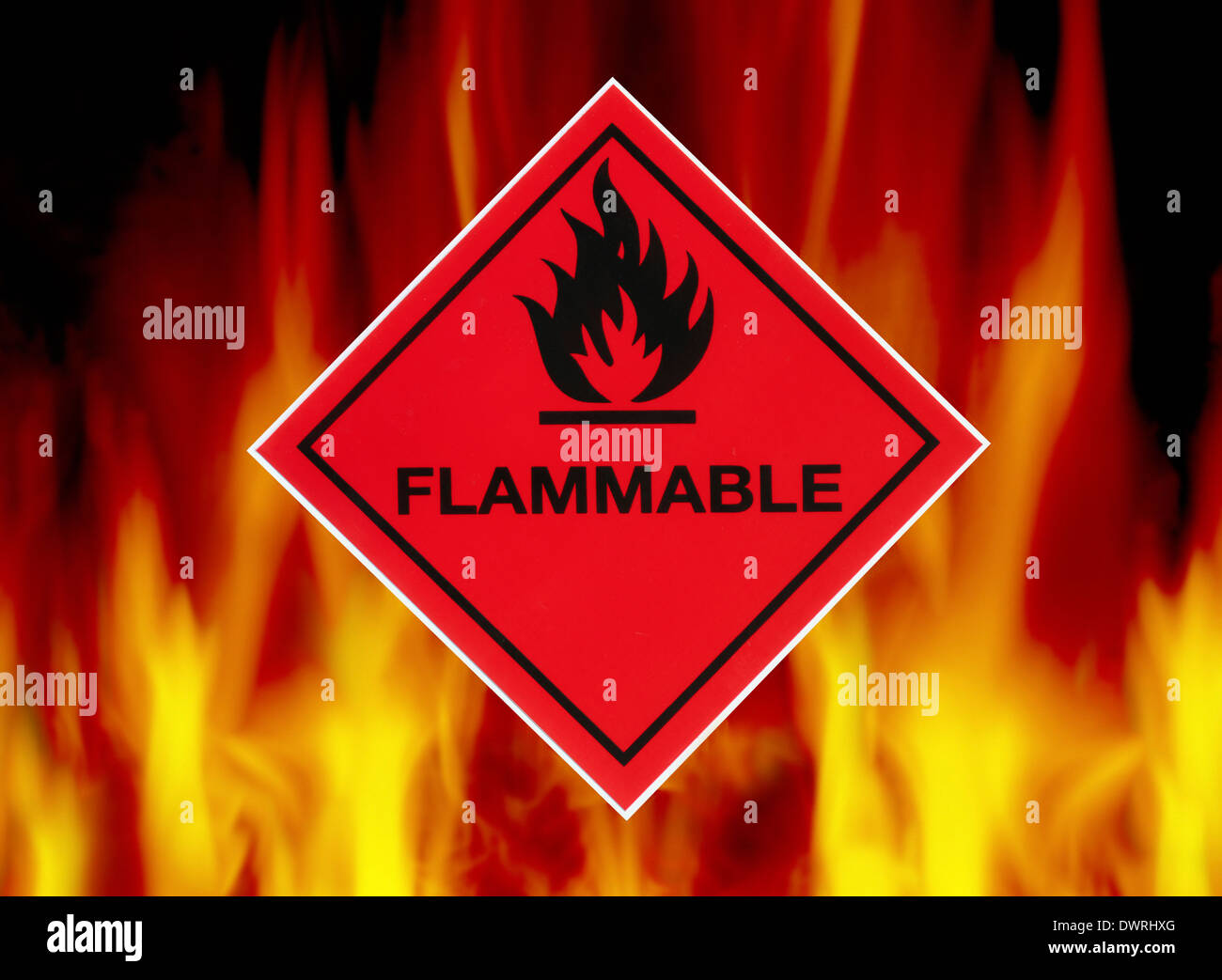 Substance inflammable panneau d'avertissement sur fond de flammes. Banque D'Images