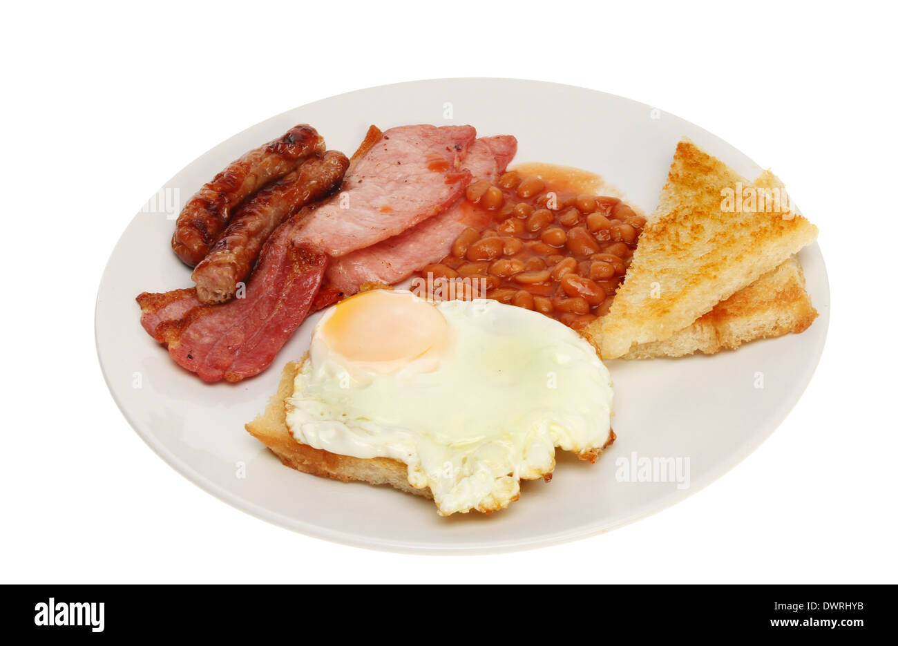 Le petit-déjeuner, œufs, bacon, saucisses, haricots et de pain frit sur un plat blanc isolé contre Banque D'Images