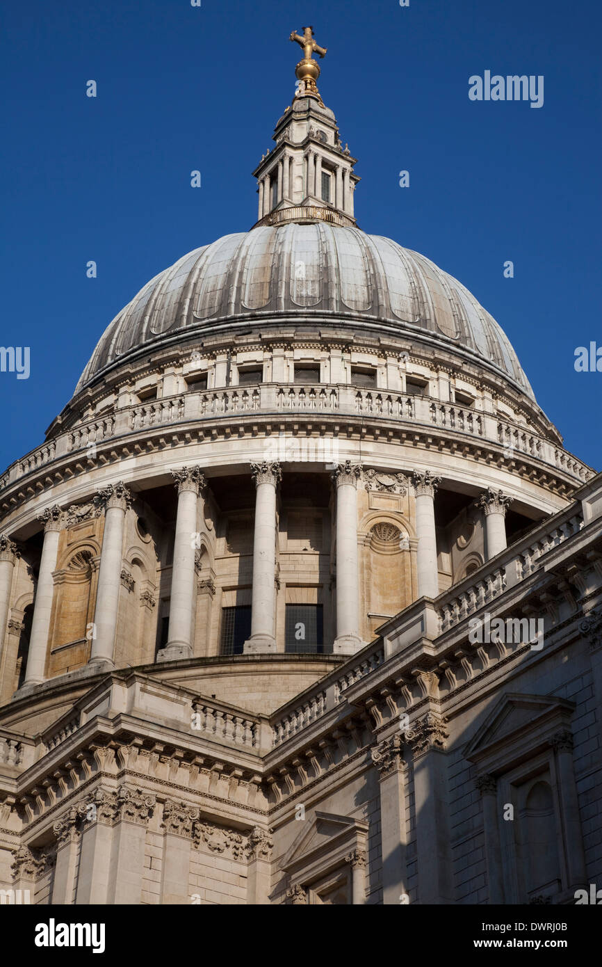 Jusqu'à vers le dôme de la cathédrale Saint-Paul vu contre un ciel bleu clair. Banque D'Images