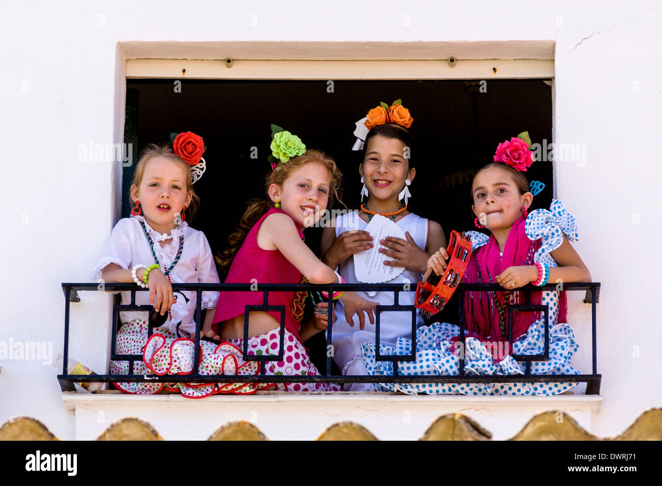 Jeunes filles en costume traditionnel, Festival El Rocio, El Rocio, Andalousie, Espagne Banque D'Images