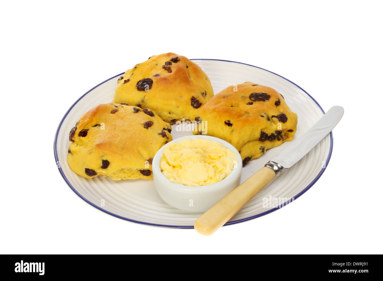 Cornish saffron buns avec beurre et un couteau sur une plaque isolés contre white Banque D'Images