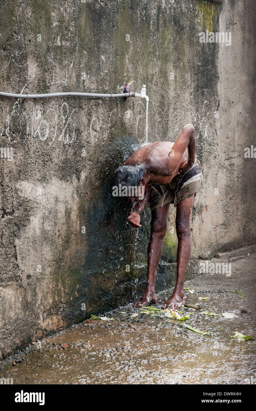 L'homme prenant un bain dans une rue Kandy au Sri Lanka Banque D'Images