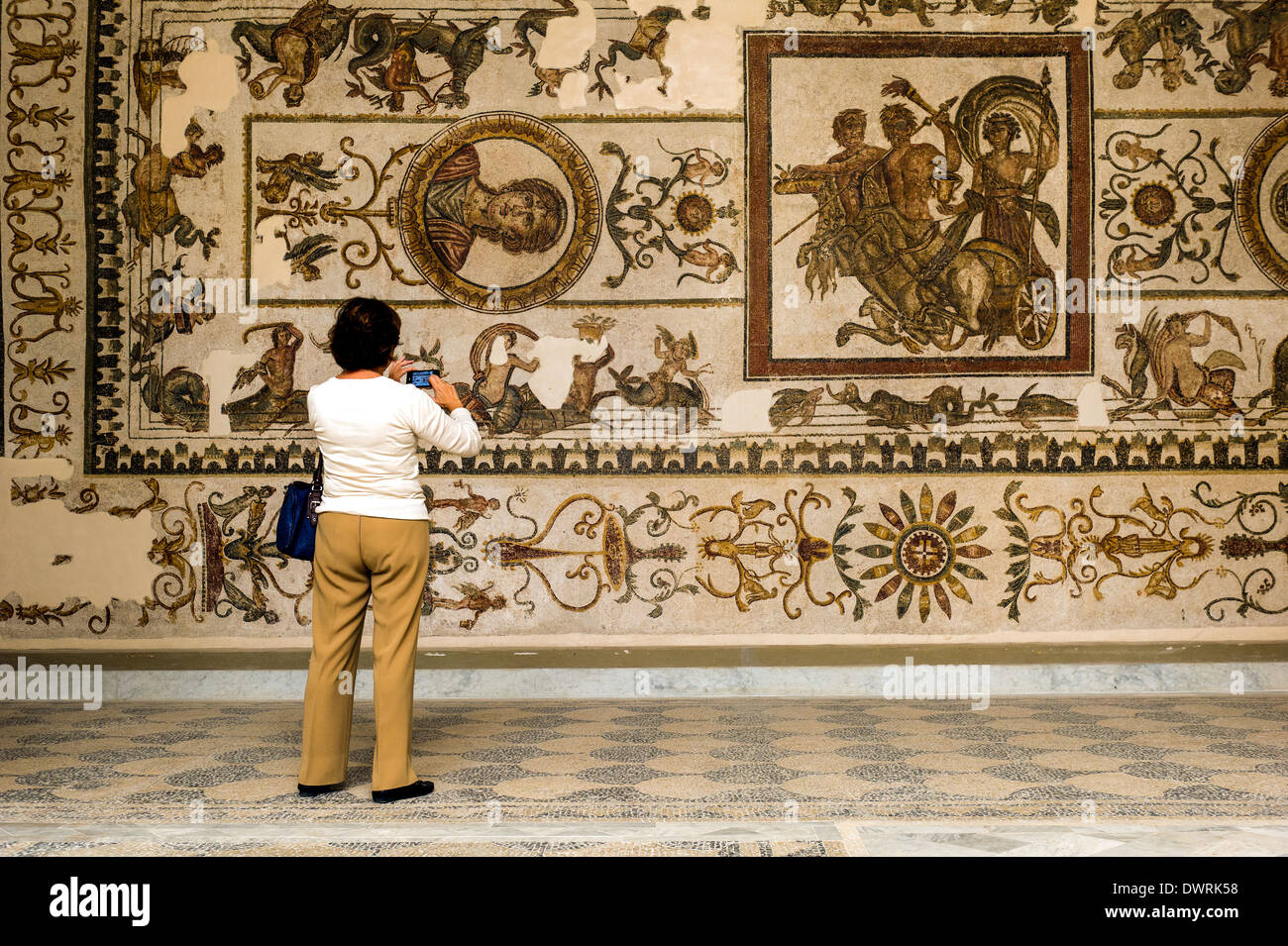 L'Afrique du Nord, Tunisie, Tunis. Le Musée du Bardo. Avant de tourisme de fresque romaine mosaïque. Banque D'Images