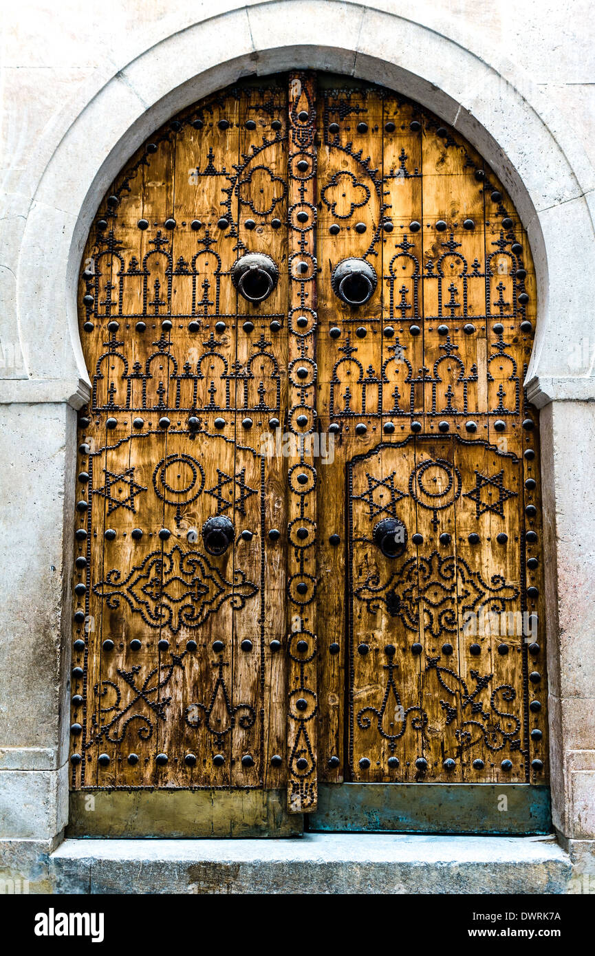 L'Afrique du Nord, Tunisie, Tunis. Le Musée du Bardo. Porte traditionnelle tunisienne typique. Banque D'Images