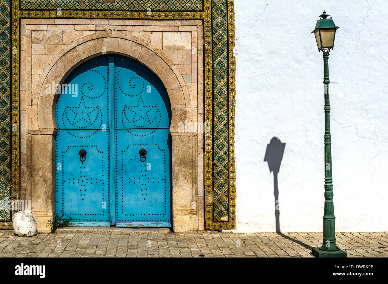 L'Afrique du Nord, Tunisie, Tunis. Le Musée du Bardo. Porte traditionnelle tunisienne typique. Banque D'Images