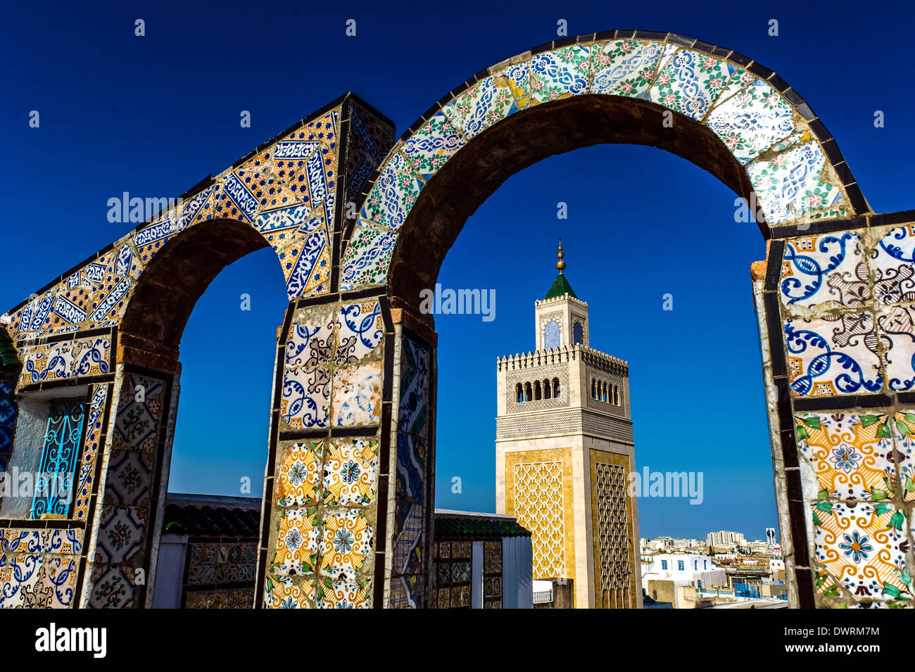 L'Afrique du Nord, Tunisie, Tunis. Le minaret de la grande mosquée Zitouna vue depuis les terrasses. Banque D'Images