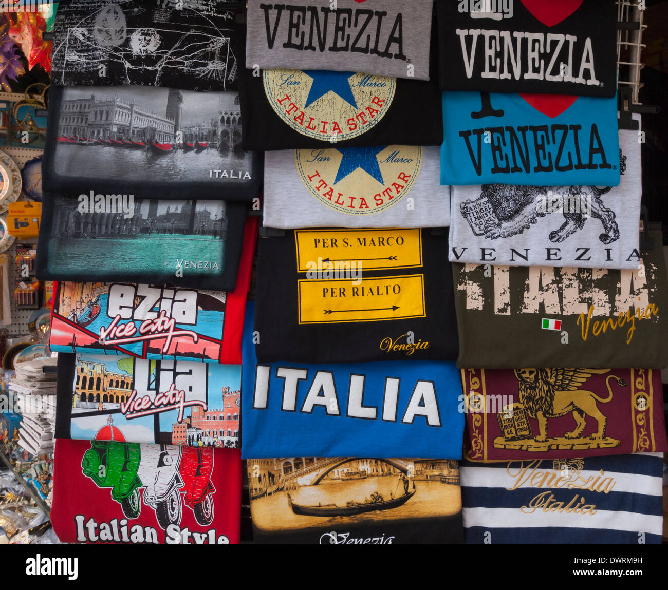 Un stand de souvenirs à Venise, Italie, est farcie avec des T-Shirts comme marchandise touristique. Banque D'Images