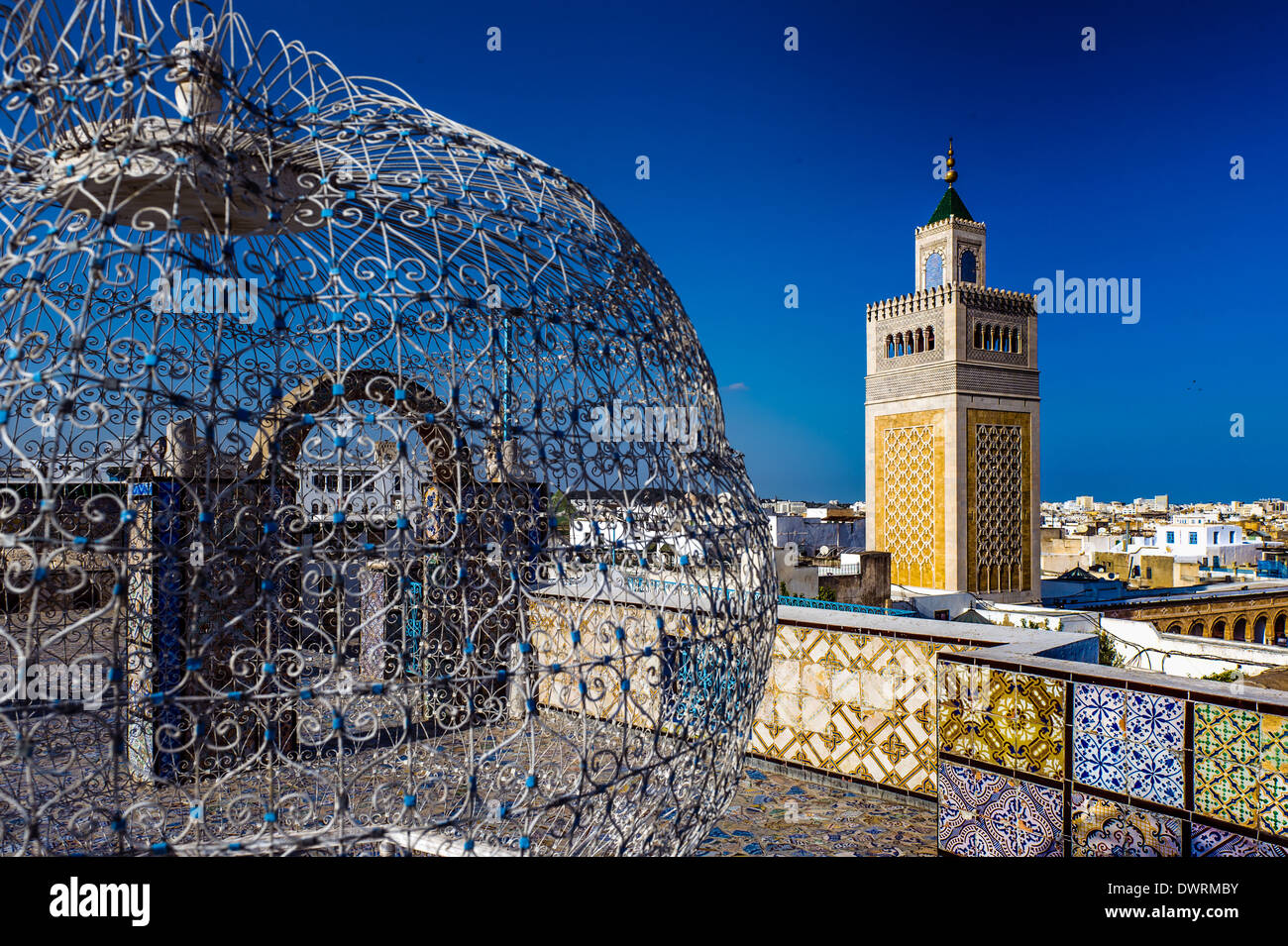 L'Afrique du Nord, Tunisie, Tunis. Le minaret de la grande mosquée Zitouna, vue depuis les terrasses. Banque D'Images