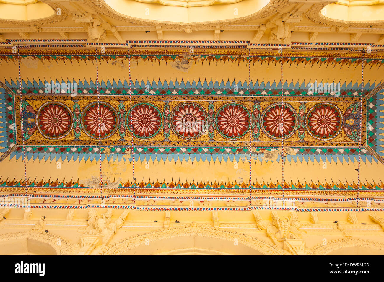 Le Sud de l'Inde du Sud Tamil Nadu Madurai Palais Thirumalai Nayakar 1636 trône sur le toit de la Chambre détail de plafond en stuc sculpté Banque D'Images