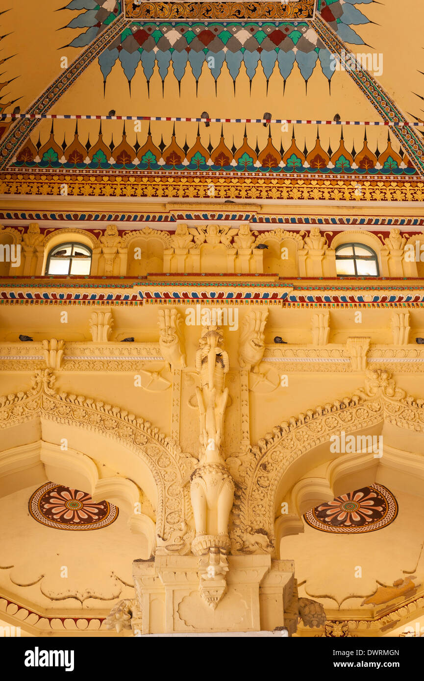 Le Sud de l'Inde du Sud Tamil Nadu Madurai Palais Thirumalai Nayakar 1636 trône sur le toit de la Chambre détail de plafond en stuc sculpté Banque D'Images