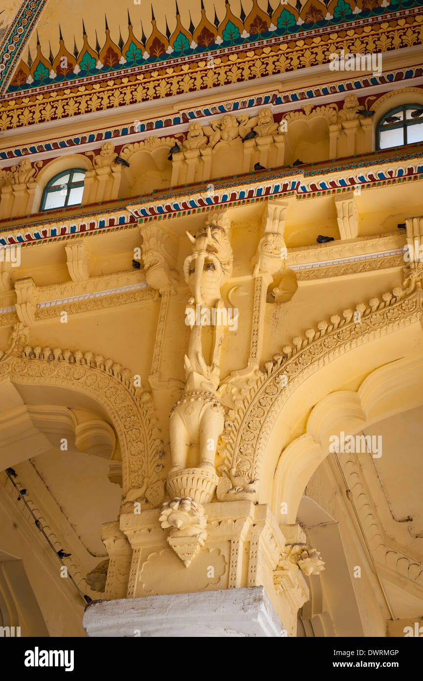 Le Sud de l'Inde du Sud Tamil Nadu Madurai Palais Thirumalai Nayakar 1636 trône sur le toit de la Chambre détail de plafond en stuc sculpté Banque D'Images