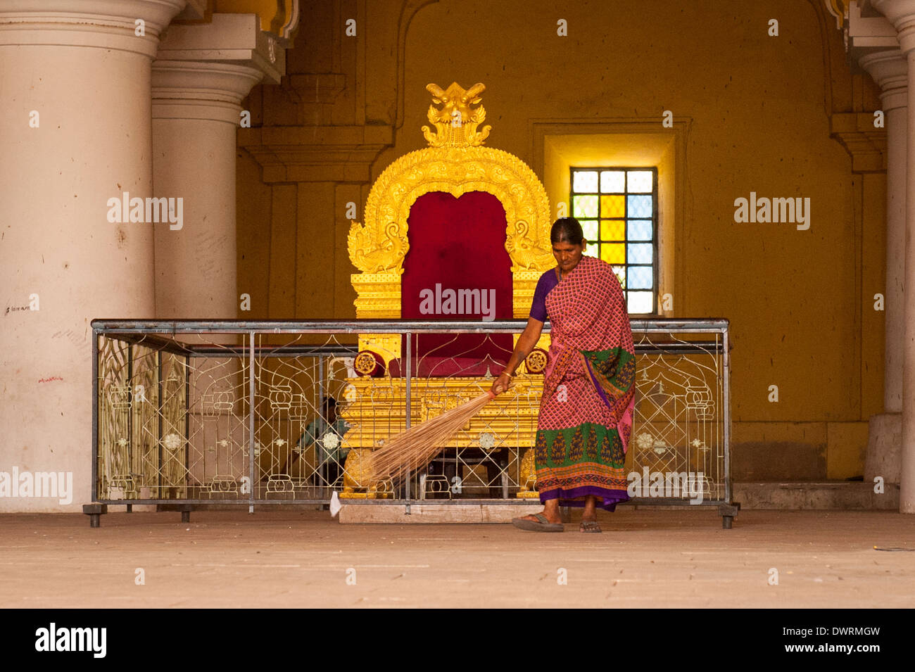 Le Sud de l'Inde du Sud Tamil Nadu Madurai Palais Thirumalai Nayakar trône 1636 femme de chambre étage balaie les brosses brosse brindille Banque D'Images