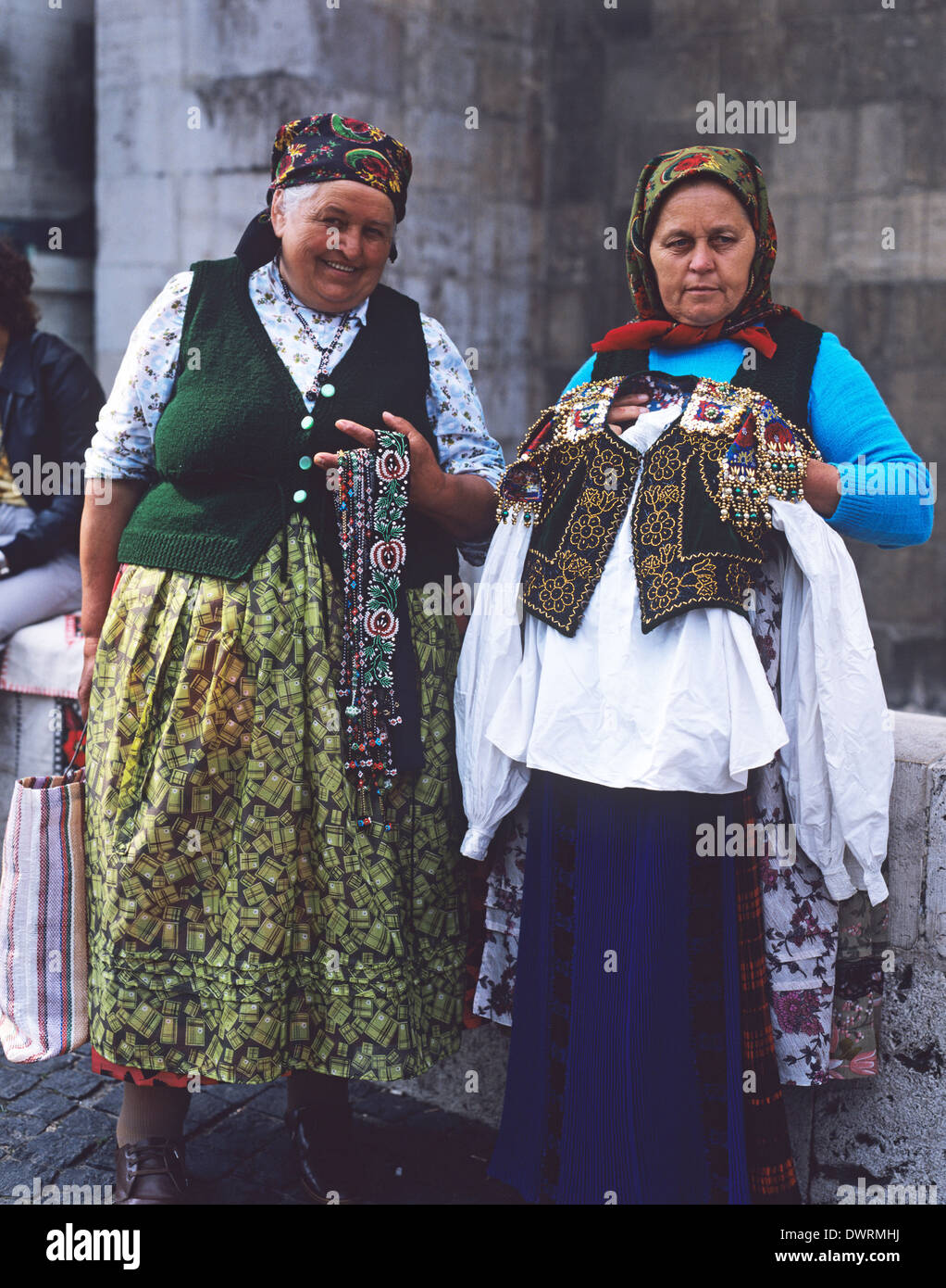Les femmes en costume traditionnel vente de vêtements à Budapest, Hongrie  Photo Stock - Alamy