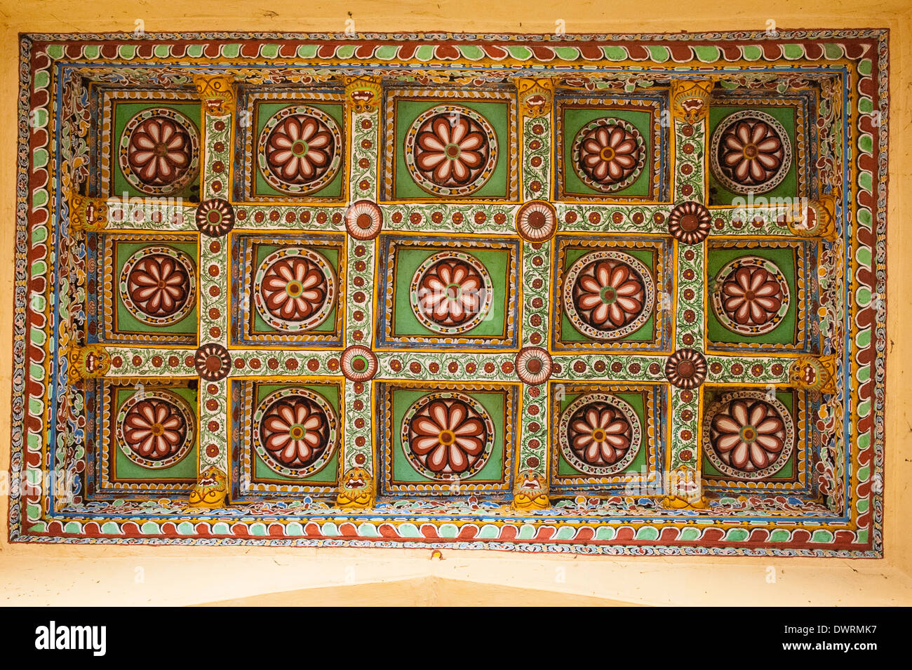 Le Sud de l'Inde du Sud Tamil Nadu Madurai Palais Thirumalai Nayakar 1636 trône orné de chambre plafond toit coloré détail Banque D'Images