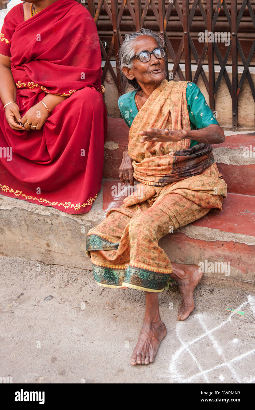 Le Sud de l'Inde du Sud Tamil Nadu Madurai temple de Minakshi Sundareshvara hindou Shiva aux cheveux gris gris parade old lady verres épais Banque D'Images