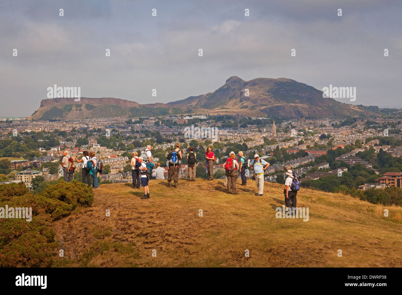 Les promeneurs sur Blackford Hill, à Édimbourg. Le siège d'Arthur est en arrière-plan. Banque D'Images