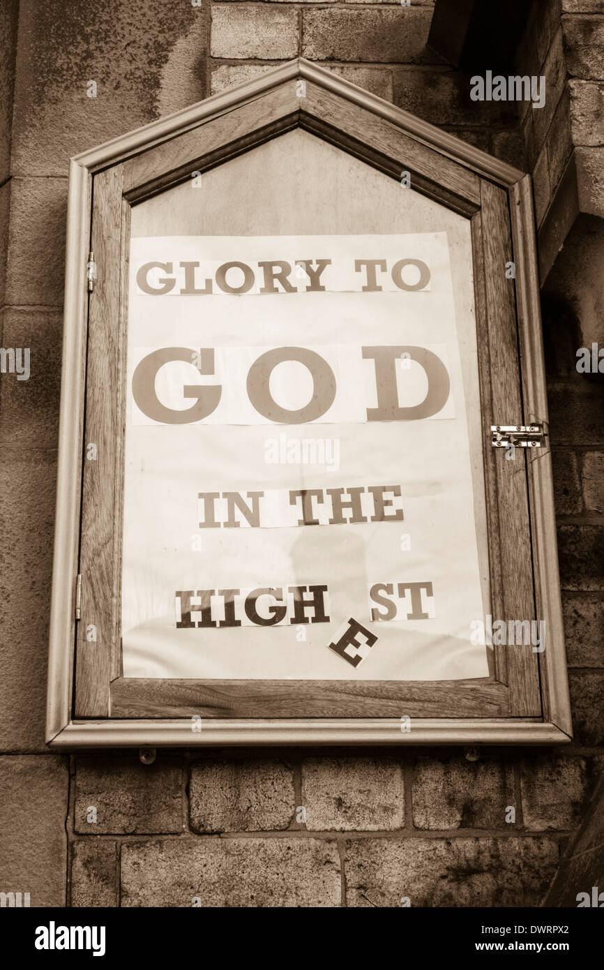 Gloire à Dieu au plus haut (High Street) en dehors de l'affiche dans l'église de l'Angleterre, Royaume-Uni Banque D'Images