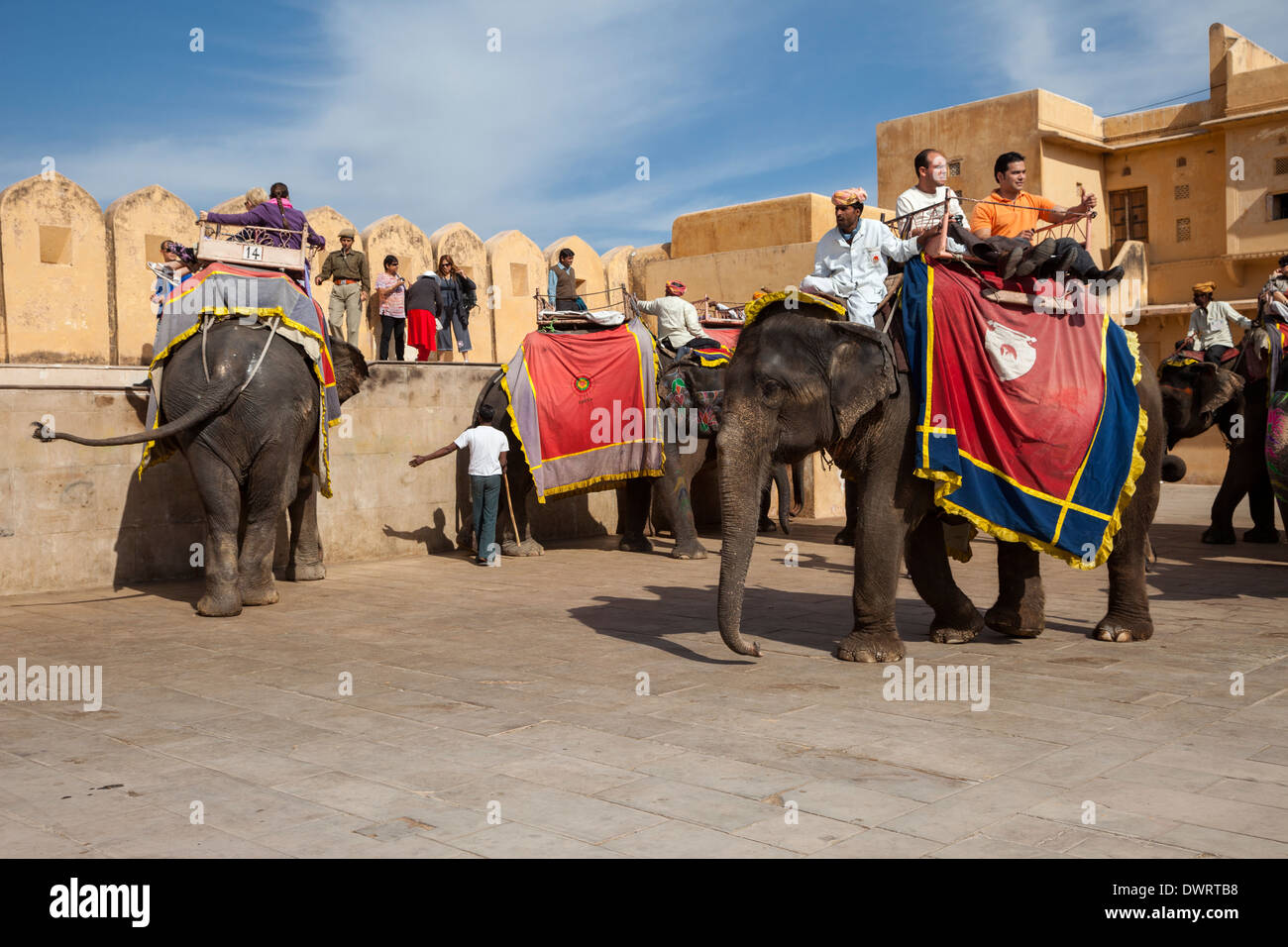 Amber (amer) ou Palace, près de Jaipur, Rajasthan, Inde. Après l'école jusqu'à la colline, les passagers descendre dans la cour du palais. Banque D'Images