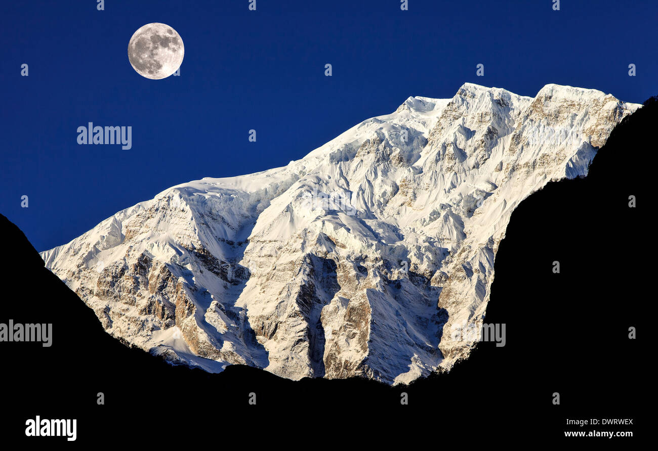 Pleine lune sur les montagnes de l'Himalaya, Népal, Région de l'Annapurna Banque D'Images