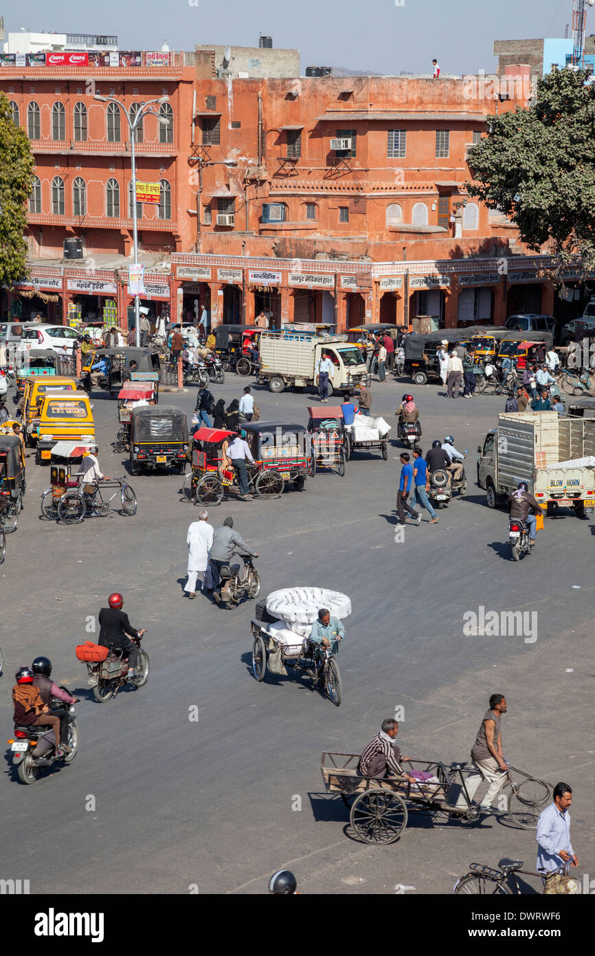 Jaipur, Rajasthan, Inde. Le trafic de la mi-journée dans le centre-ville de Jaipur. Banque D'Images