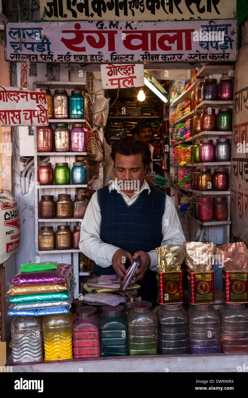 Jaipur, Rajasthan, Inde. Vente commerçant paillettes et autres agents colorants à des fins décoratives. Banque D'Images