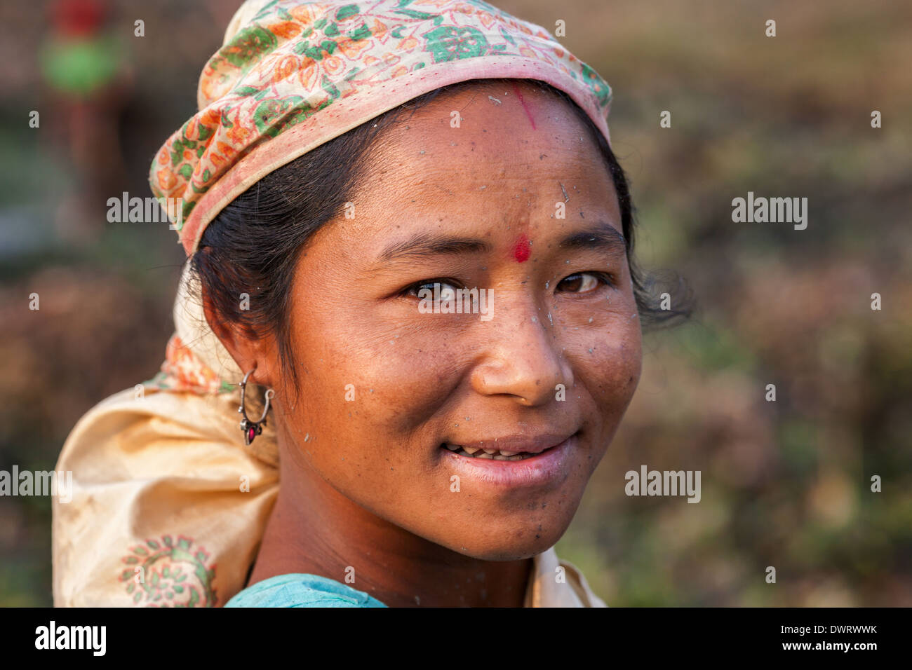 Smiling woman pêche avec écharpe de la tribu Mishing portant l'écharpe, l'île de Majuli, Inde Banque D'Images