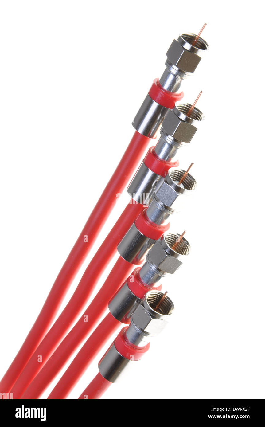 Tas de câbles coaxiaux avec des connecteurs rouge Banque D'Images