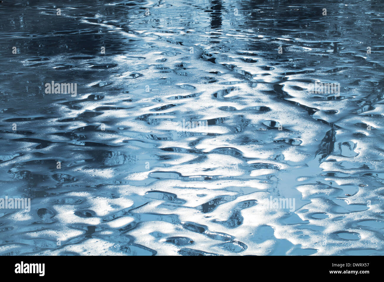 Résumé Contexte La nature au printemps. La fonte des glaces sur le lac Banque D'Images