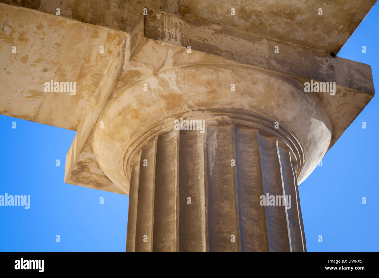 Par exemple ordre dorique classique avec partie supérieure de la colonne et des capitaux Banque D'Images