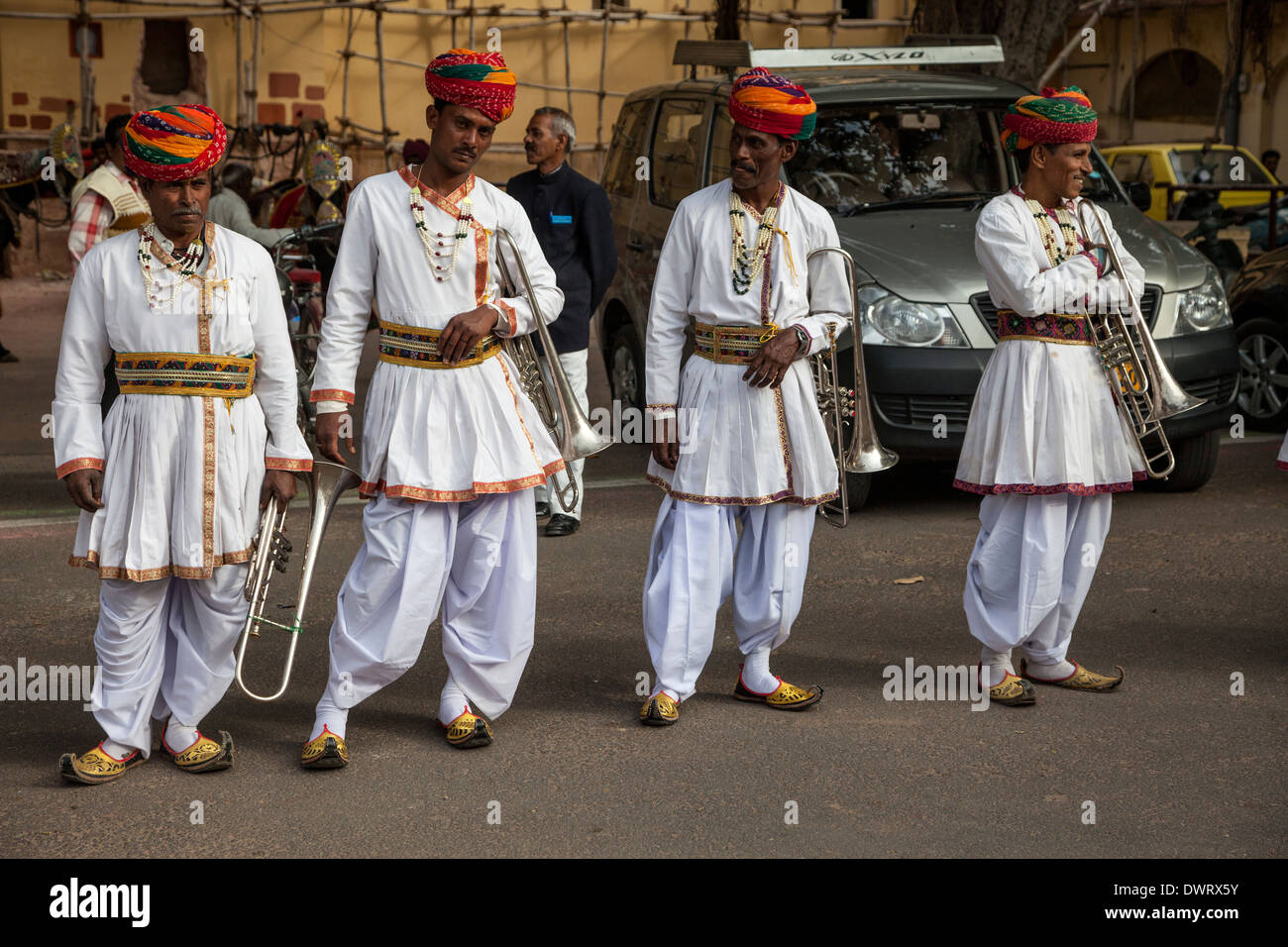 Jaipur, Rajasthan, Inde. Les musiciens d'attendre pour jouer dans un cortège de mariage. Banque D'Images