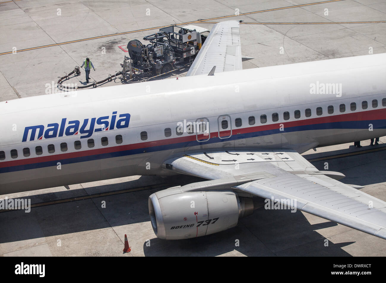 Sepang, en Malaisie. 11 mars 2014. Un Boeing Co. 737 aéronefs exploités par Malaysian Airline System Bhd. (MAS) est approvisionné sur le tarmac de l'Aéroport International de Kuala Lumpur (KLIA) à Sepang, Malaisie Asie Crédit : File/Alamy Live News Banque D'Images