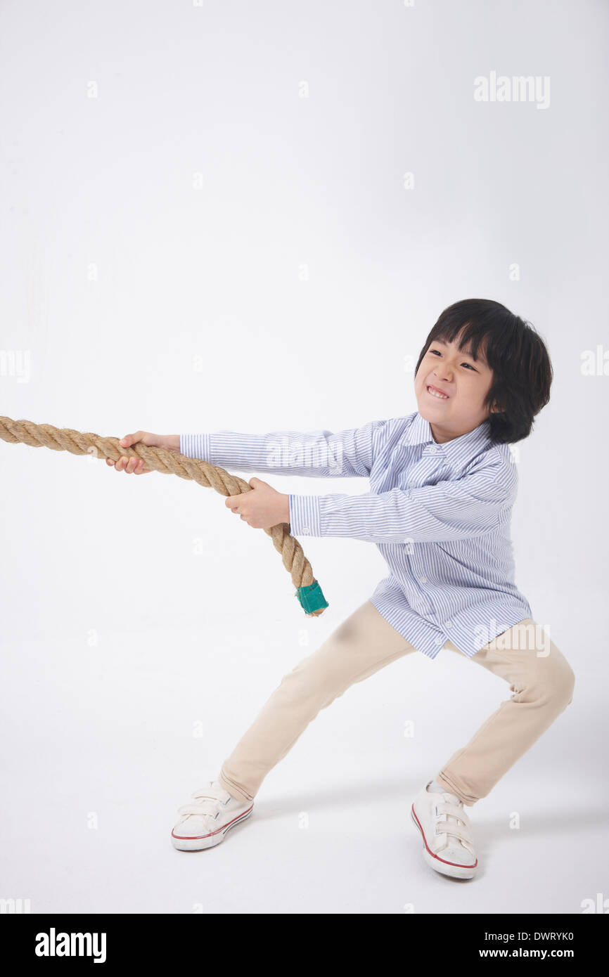 Un enfant jouant à la corde Banque D'Images