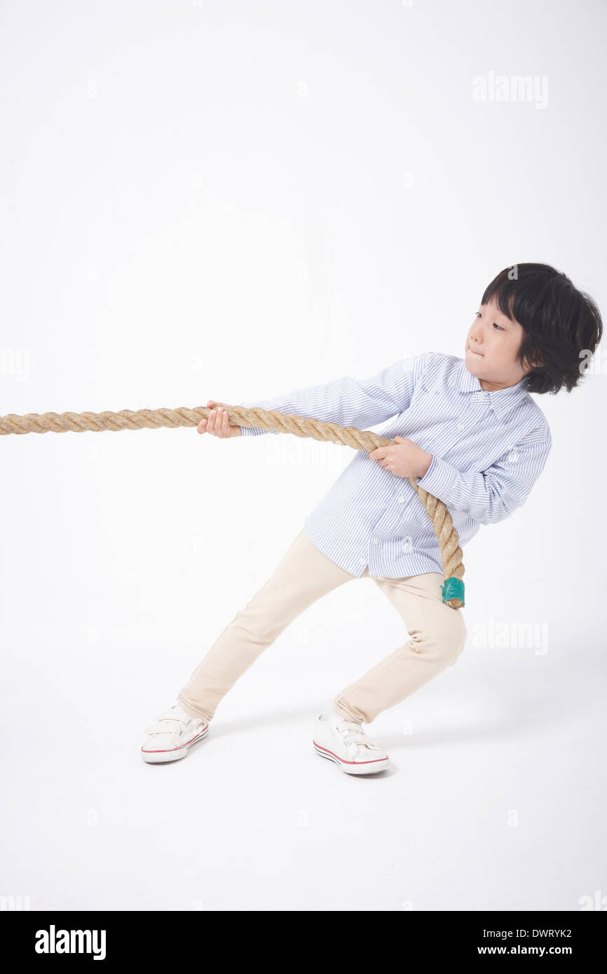 Un enfant jouant à la corde Banque D'Images