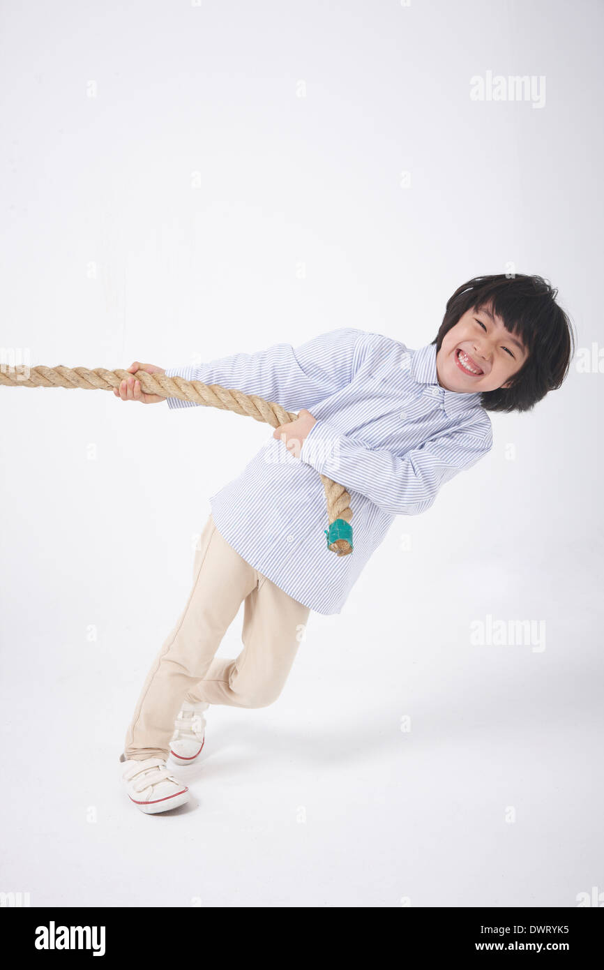 Un enfant jouant à la corde Banque D'Images