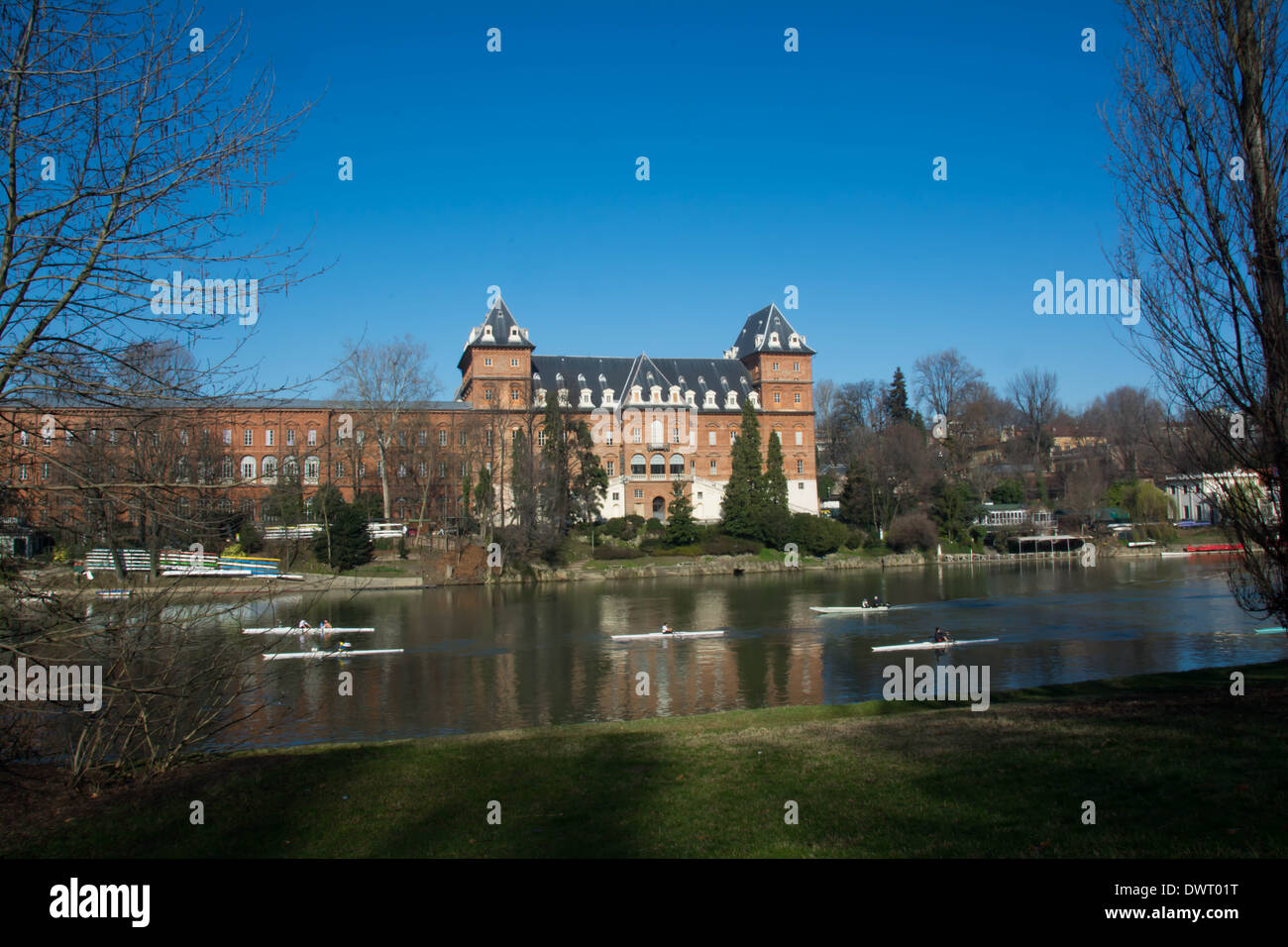 Le Château de Valentino reflétée dans le Pô, Turin, Italie Banque D'Images