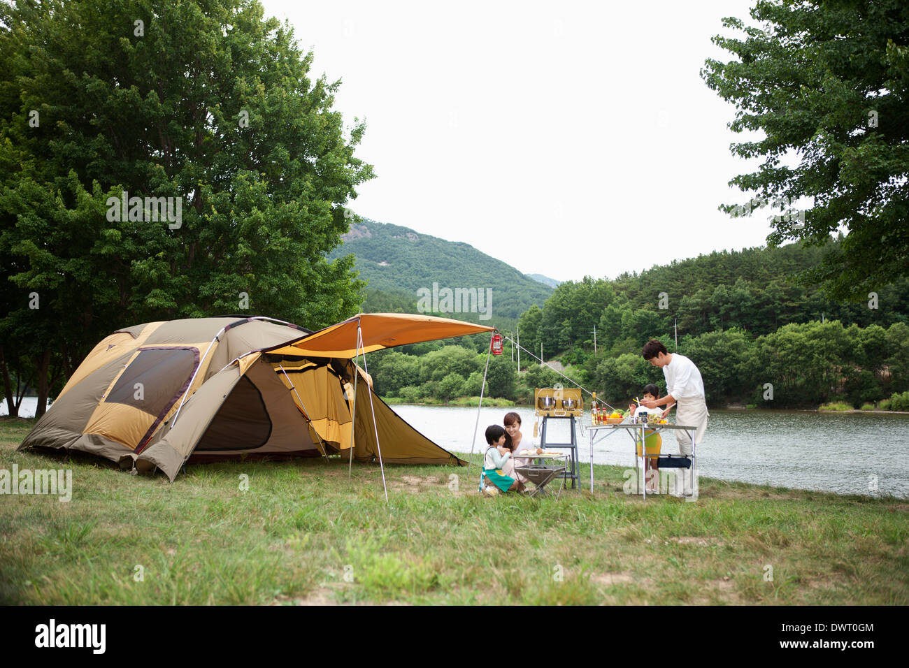 Une cuisine familiale dans le domaine du camping Banque D'Images