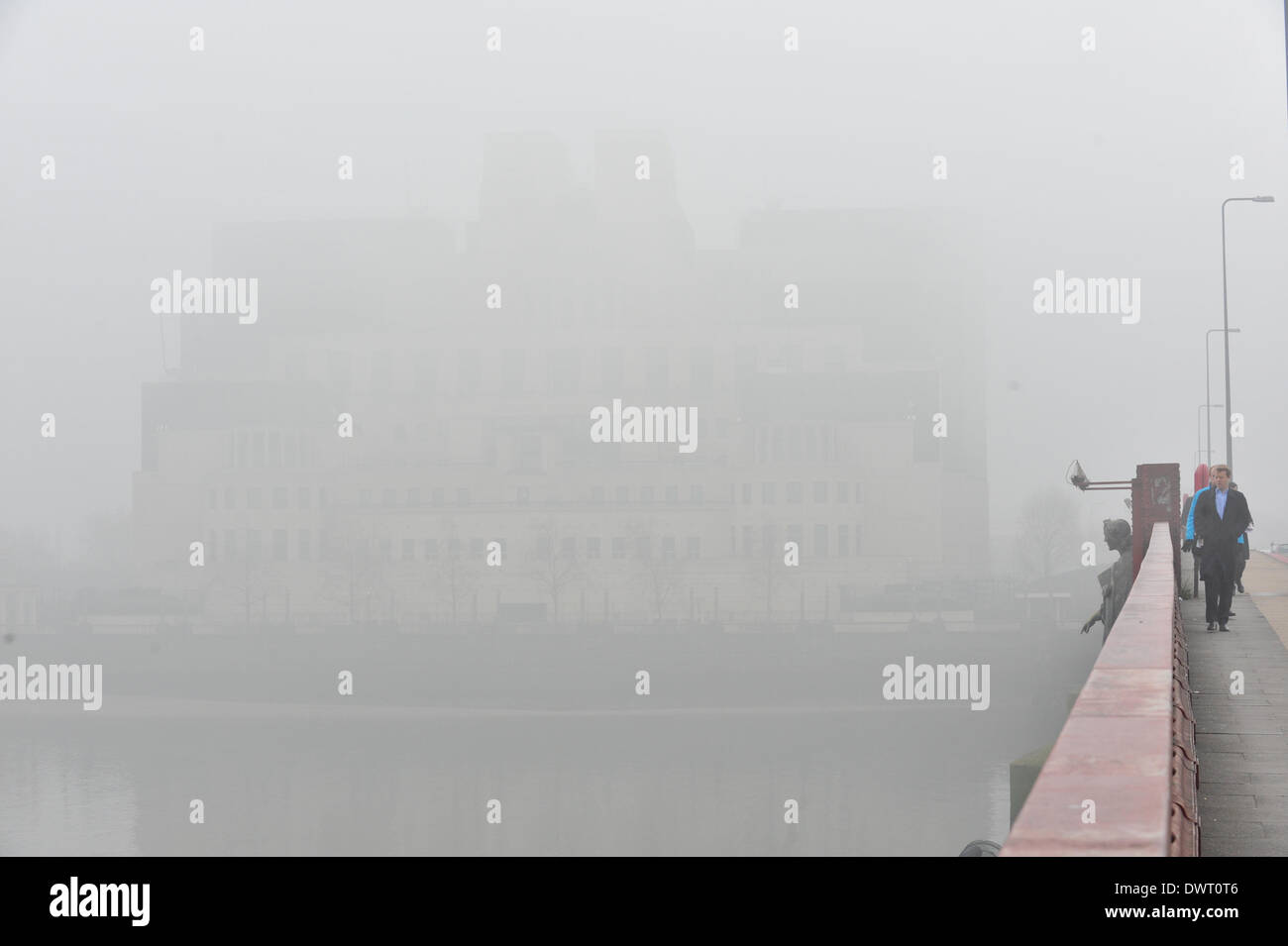 Vauxhall Bridge, London, UK. 13 mars 2014. Le Mi5 building est enveloppé dans le brouillard près du pont de Vauxhall. Crédit : Matthieu Chattle/Alamy Live News Banque D'Images