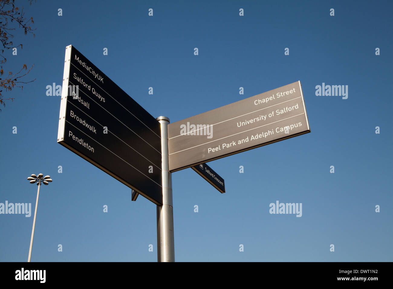 Les plaques de rue à des destinations différentes. Signalisation touristique directionnelle routière à Salford, Manchester, UK Banque D'Images