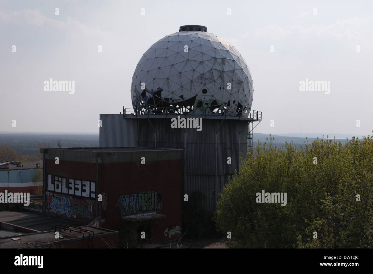 Le radôme de la guerre froide NSA (National Security Agency) poste d'écoute espion au sommet de la colline, Berlin Teufelsberg Banque D'Images
