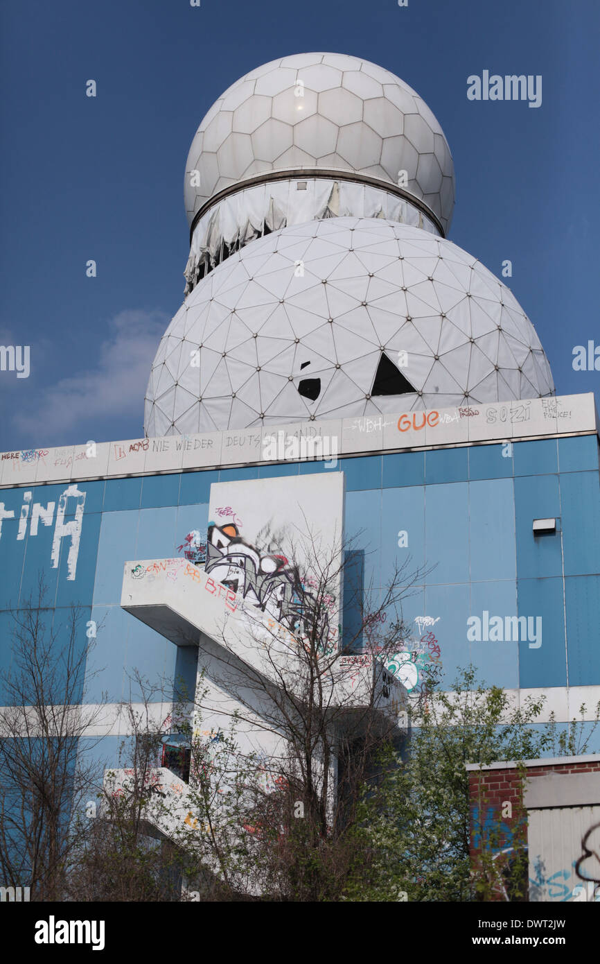 Le radôme de la guerre froide NSA (National Security Agency) poste d'écoute espion au sommet de la colline, Berlin Teufelsberg Banque D'Images