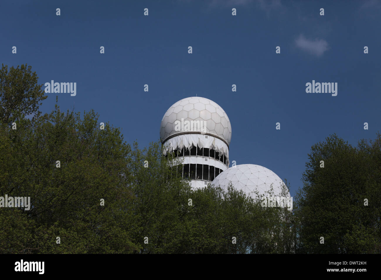 Le radôme de la guerre froide NSA (National Security Agency) poste d'écoute espion au sommet de la colline, Berlin Teufelsberg Banque D'Images