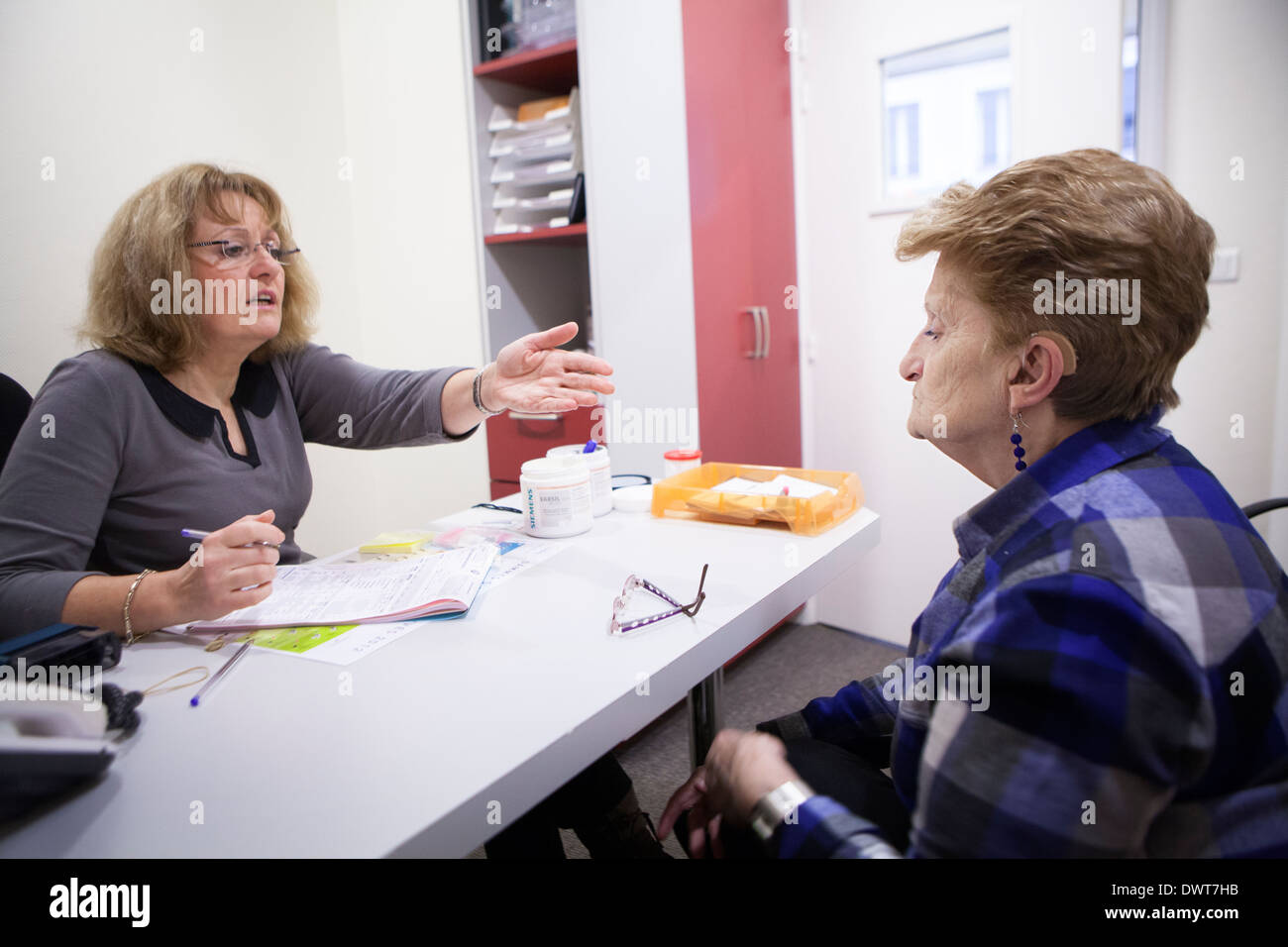 Femme consulting pour les malentendants Banque D'Images