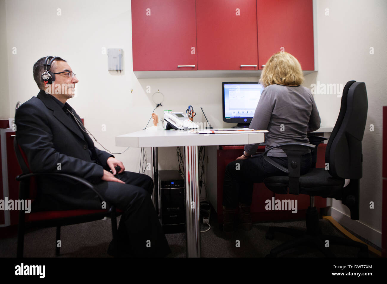 Man consulting pour les malentendants Banque D'Images